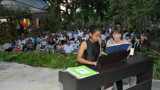 alumna-toca-pieza-en-piano131611651..jpeg