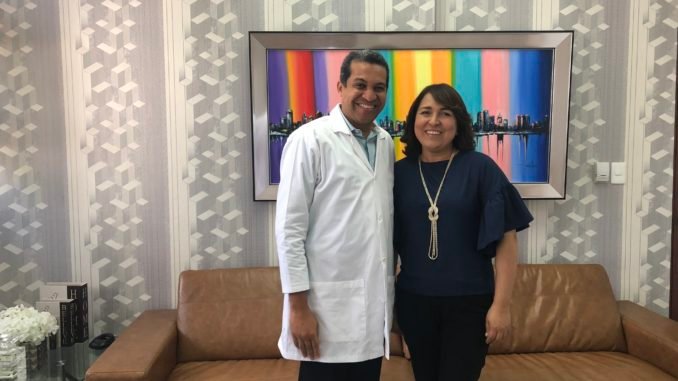 El-cirujano-Orlando-Vargas-junto-a-la-periodista-Emelyn-Baldera-presidente-de-Acroarte.jpg