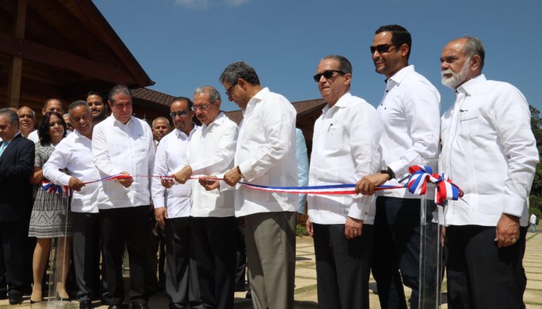 El presidente Medina deja inaugurado el hotel Carmen c