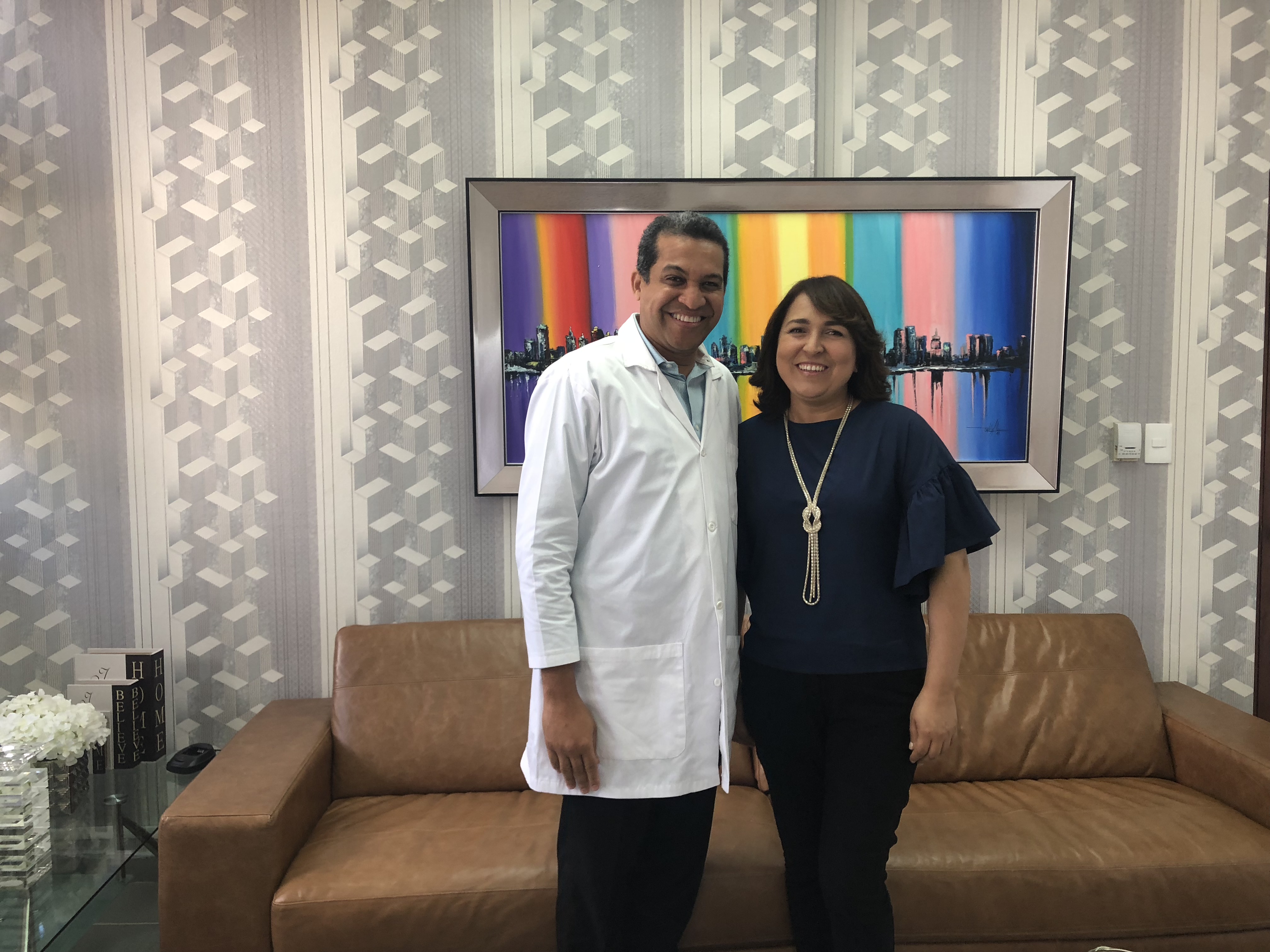 El cirujano Orlando Vargas junto a la periodista Emelyn Baldera presidente de Acroarte