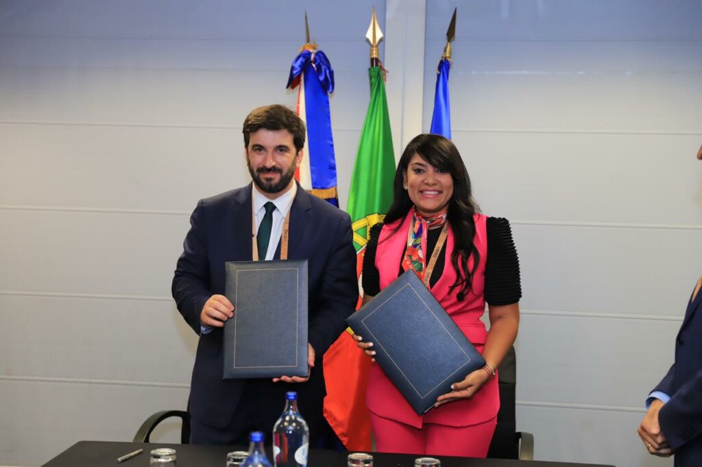 El ministro de Educación de Portugal Tiago Brandão Rodrigues y la Ministra de la Juventud de RD Robiamny Balcácer