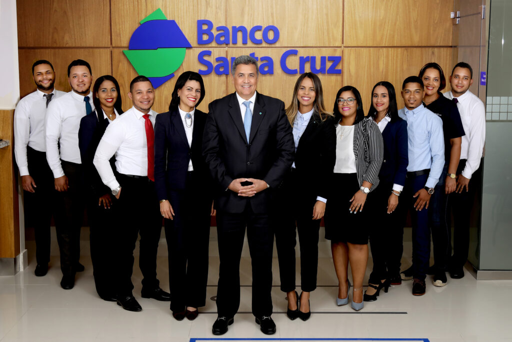 Ejecutivos y empleados de Banco Santa Cruz en Puerto Plata
