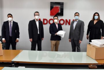 Foto ADOZONA Juan Ariel Jimenez recibe donación de ADOZONA scaled