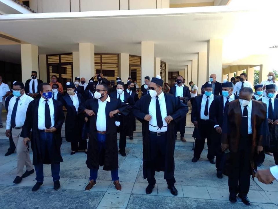 ABOGADOS PUERTOPLATEÑOS PROTESTAN FRENTE AL PALACIO DE JUSTICIA EXIGIENDO APERTURA DE TRIBUNALES