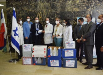 Embajador Israel entrega materiales