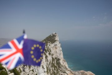 Gibraltar seguirá siendo parte del espacio europeo de libre circulación Schengen en virtud de un acuerdo Brexit de última hora alcanzado entre Gran Bretaña y España. Fabián Picardo, el primer ministro del territorio, dijo que el "acuerdo de principio" de última hora evitaría los "peores efectos del Brexit duro". El secretario de Relaciones Exteriores de Gran Bretaña, Dominic Raab, dijo que "aseguraría la fluidez fronteriza, lo que claramente redunda en el mejor interés de las personas que viven en ambos lados".