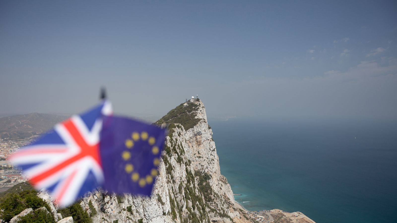 Gibraltar seguirá siendo parte del espacio europeo de libre circulación Schengen en virtud de un acuerdo Brexit de última hora alcanzado entre Gran Bretaña y España. Fabián Picardo, el primer ministro del territorio, dijo que el "acuerdo de principio" de última hora evitaría los "peores efectos del Brexit duro". El secretario de Relaciones Exteriores de Gran Bretaña, Dominic Raab, dijo que "aseguraría la fluidez fronteriza, lo que claramente redunda en el mejor interés de las personas que viven en ambos lados".