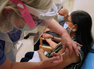 Los primeros pacientes que reciben la vacuna en el Reino Unido