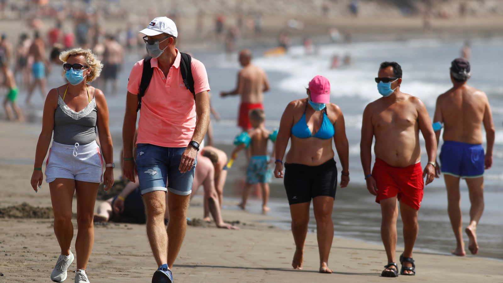 Turistas canarios enojados por enfrentar la Navidad en cuarentena