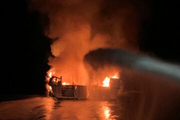 El capitán de un barco de buceo que se incendió