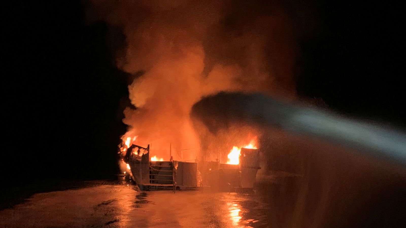 El capitán de un barco de buceo que se incendió