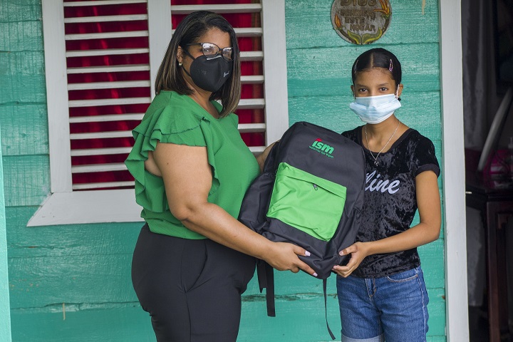 Industrias San Miguel entrega kits escolares a 150 niños de El Caimito