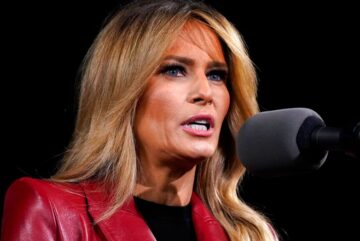 Melania Trump ha dicho que está "decepcionada" y "desanimada" por los disturbios en el Capitolio la semana pasada, antes de agregar que es "vergonzoso" que desde entonces ha sido blanco de "chismes lascivos" y "ataques personales". La primera dama hizo las declaraciones en un comunicado el lunes cuando dijo que "esta vez se trata únicamente de sanar a nuestro país" y no debe utilizarse para "beneficio personal". No está claro a qué ataques personales se refiere la esposa del presidente estadounidense saliente. Sin embargo, la ex amiga y asesora Stephanie Winston Wolkoff ha criticado a la primera dama por su "silencio e inacción" desde el motín. Wolkoff, quien ha escrito un libro sobre su amistad con Trump, también escribió en un artículo del Daily Beast que el presidente y la primera dama "carecen de carácter" y "no tienen brújula moral". La señora Trump dijo en su declaración que su "corazón está con los que murieron cuando los manifestantes irrumpieron en el Capitolio", antes de agregar: "Estoy decepcionada y desanimada con lo que sucedió la semana pasada. "Me parece vergonzoso que en torno a estos trágicos sucesos haya habido chismes lascivos, ataques personales injustificados y acusaciones falsas y engañosas contra mí, de personas que buscan ser relevantes y tienen una agenda.