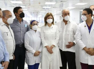 Vicepresidenta y Ministro de Salud Pública realizan visitas a clínicas privadas de Santiago