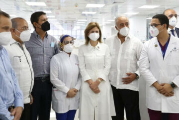 Vicepresidenta y Ministro de Salud Pública realizan visitas a clínicas privadas de Santiago