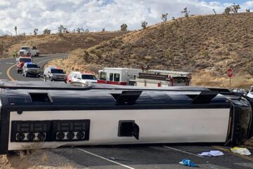 Bus turístico con destino al Gran Cañón se vuelca