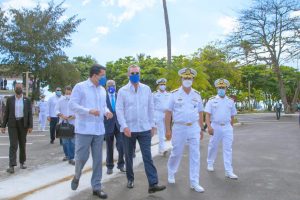 Abinader entrega junto al ministro David Collado local club oficiales de la Armada Dominicana