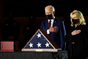 Joe Biden rinde homenaje al oficial que murió durante un motín pro-Trump