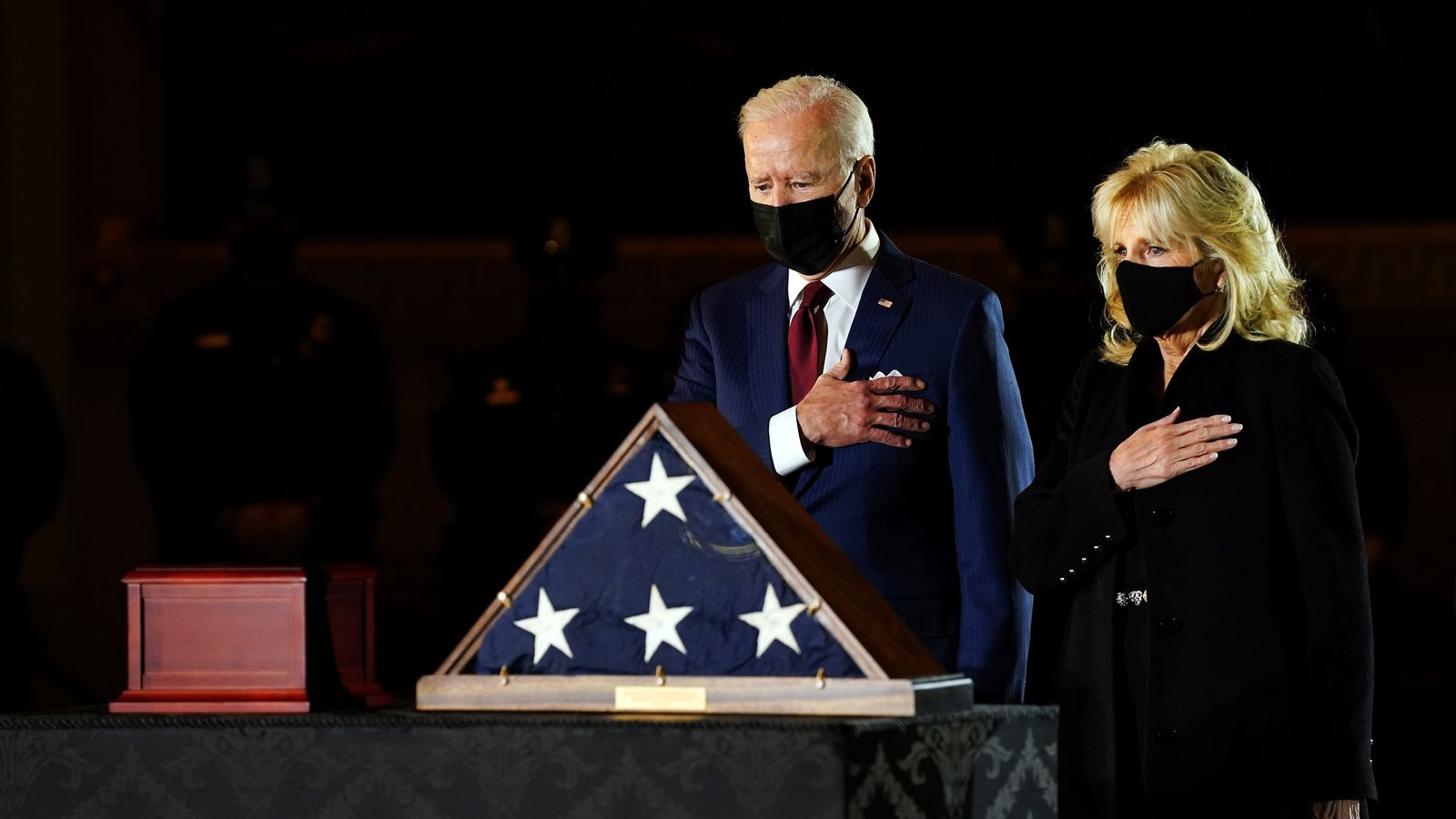 Joe Biden rinde homenaje al oficial que murió durante un motín pro-Trump