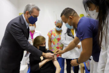 SANTO DOMINGO.- El presidente Luis Abinader acompañó la mañana de este miércoles a su madre Sula Corona a aplicarse la primera dosis