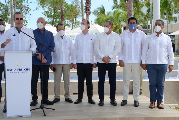 El Presidente Luis Abinader reinaugura el hotel Bahia Principe Grand El Portillo.