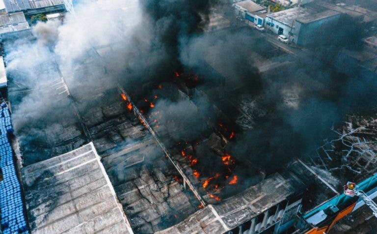 Incendio destruye fábrica colchones La Reina en ‘La Fe’