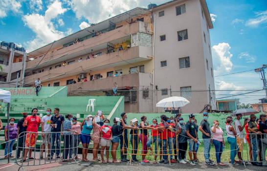 Asistencia masiva a jornada especial de vacunación de COVID-19