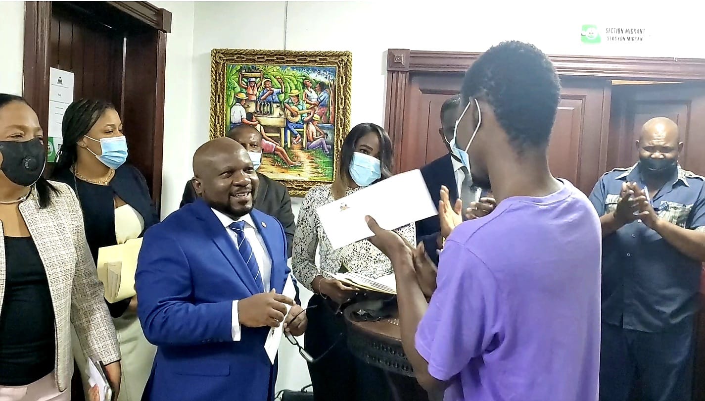 La Embajada de Haití en la República Dominicana inicia la entrega 200 pasaportes visados a estudiantes haitianos