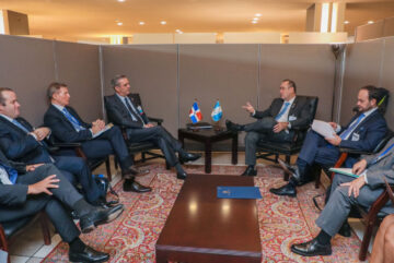 Nueva York. El presidente de República Dominicana, Luis Abinader, sostuvo hoy sendas reuniones con los presidentes de Guatemala y Ecuador