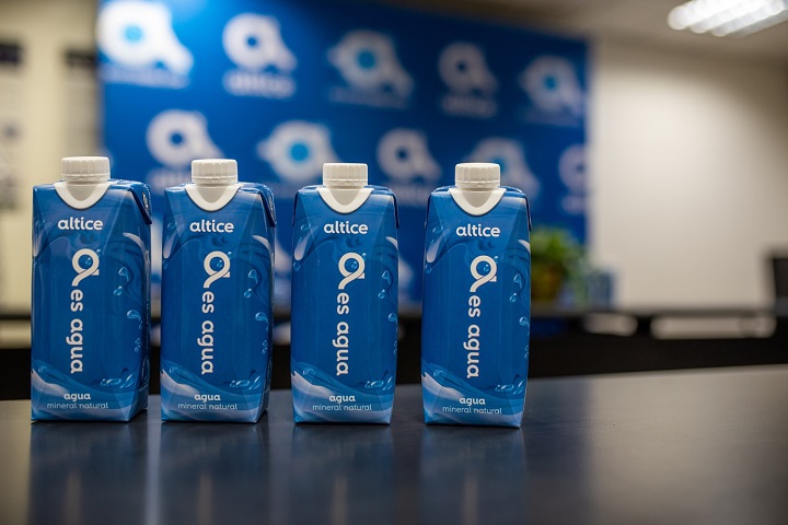 Altice usará agua en envase de cartón para reducir plástico en sus oficinas