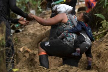 Un niño de 12 años resbala y cae sobre una piedra en la selva colombiana del Darién. El pequeño no llora ni emite queja