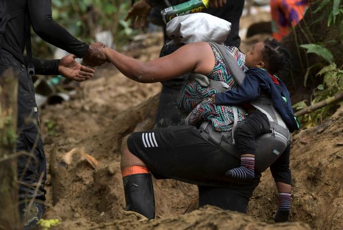 Un niño de 12 años resbala y cae sobre una piedra en la selva colombiana del Darién. El pequeño no llora ni emite queja