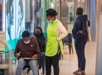 https://elpais.com/ciencia/2021-11-26/la-nueva-variante-del-coronavirus-detectada-en-sudafrica-acumula-mas-de-30-mutaciones-inquietantes.html
