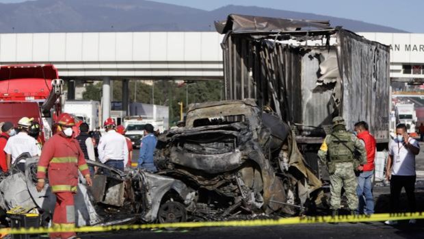 Al menos 19 muertos por un camión sin frenos en México