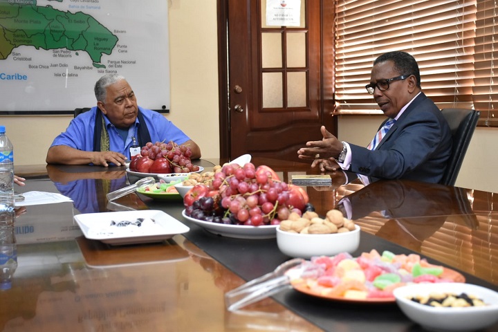 El cantautor Danny Rivera realiza visita al director de los Comedores Económicos del Estado, Edgar Augusto Féliz Méndez