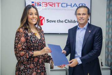 Cámara Británica de Comercio y Save the Children suscriben acuerdo para aunar esfuerzos a favor de la niñez dominicana