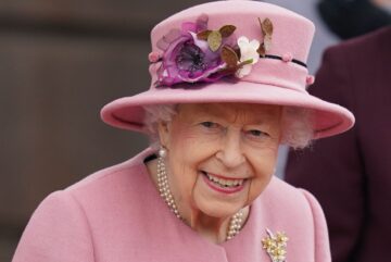Los ministros también piden que God Save The Queen se reproduzca al final del día en la BBC nuevamente.