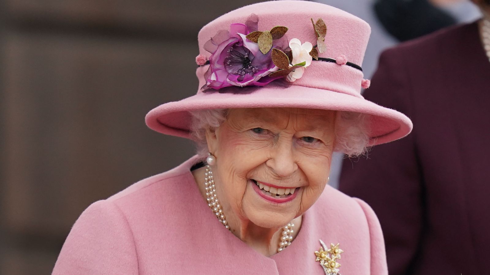 Los ministros también piden que God Save The Queen se reproduzca al final del día en la BBC nuevamente.