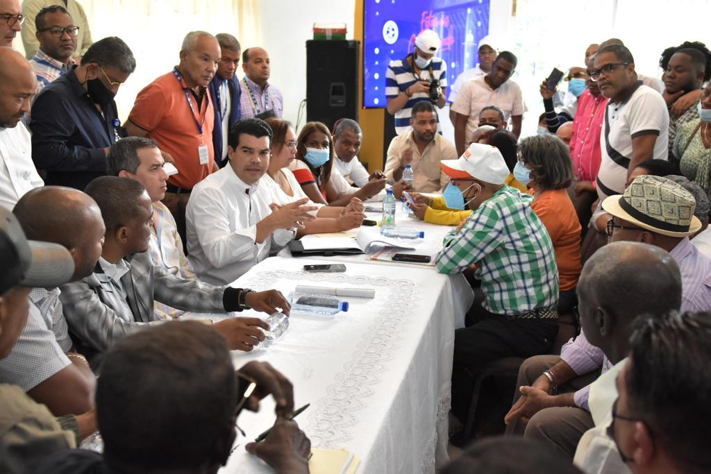 Director del INAPA, Wellington Arnaud, se reúne con comunitarios en Haina; anuncia inicio construcción acueducto por más de 300 millones de pesos