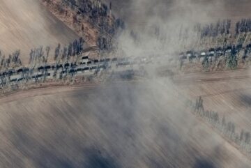 Las imágenes de satélite muestran un gran convoy de fuerzas rusas moviéndose hacia Kiev