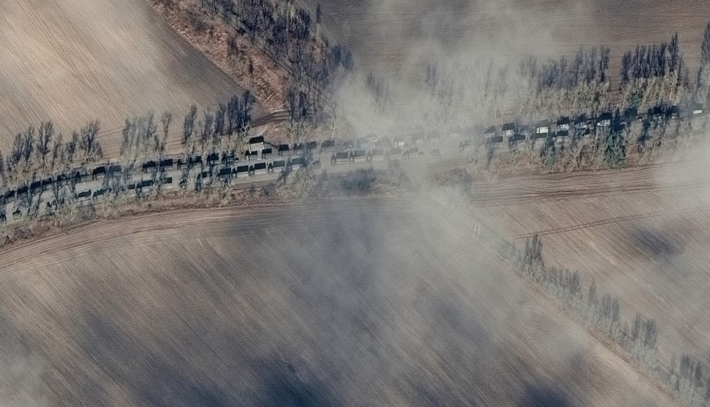 Las imágenes de satélite muestran un gran convoy de fuerzas rusas moviéndose hacia Kiev