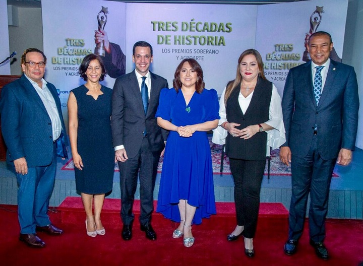 1- Principal- Carlos Espinal, Berenice Méndez, Hugo Beras, Emelyn Baldera, Jatnna Tavárez y Santiago Zorrilla.