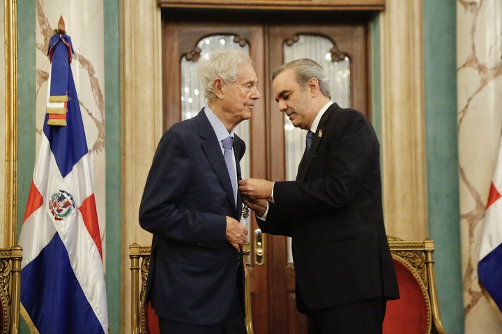 Gabriel Escarrer Juliá recibe la máxima condecoración de la República Dominicana, la Medalla de la Orden del Mérito Duarte, Sanchez y Mella, de manos del Presidente Luis Abinader