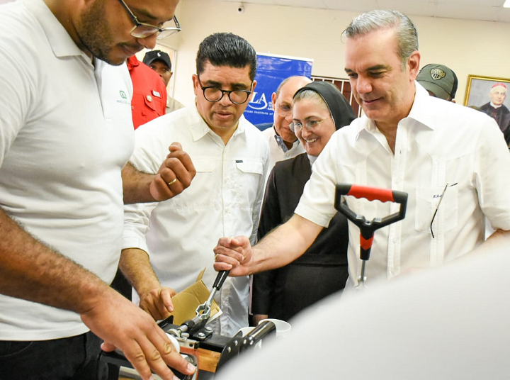 Presidente encabeza acto lanzamiento primera feria de Ciencias y Tecnología del Municipio SDE