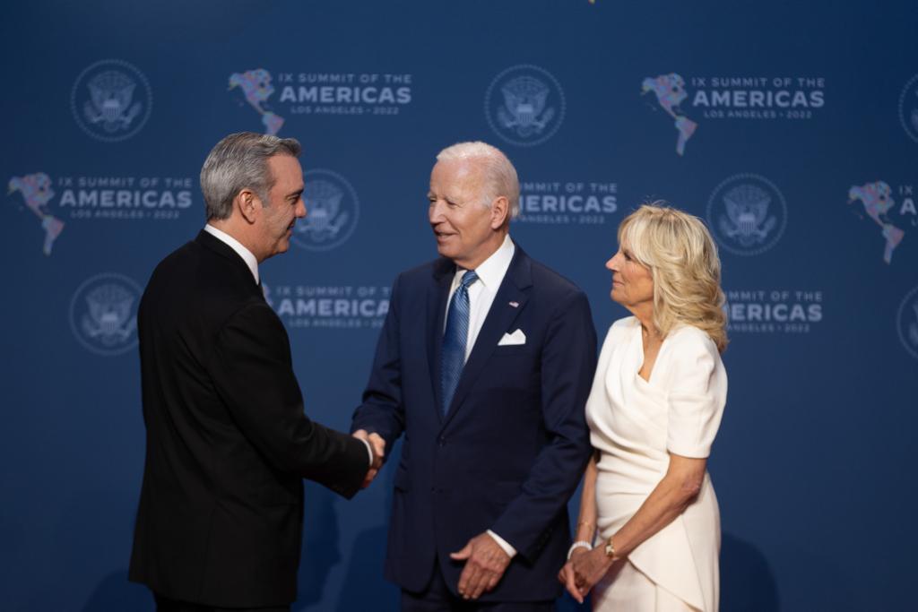Presidentes Luis Abinader y Joe Biden intercambian saludo