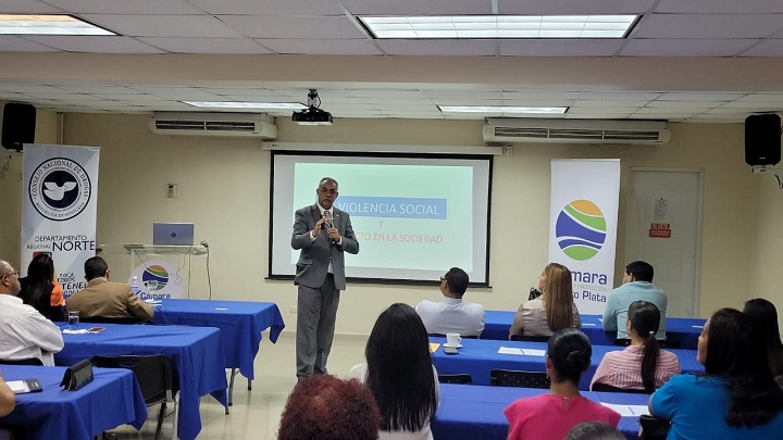 Puerto Plata, RD-Como una iniciativa conjunta entre la Gobernación Provincial de Puerto Plata, el Consejo Nacional de Drogas, el Distrito Educativo 11-02 y la Cámara de Comercio y Producción de esta provincia, se llevó a cabo la conferencia: “Los Costos Ocultos de las Drogas”. La disertación estuvo a cargo del director regional del Consejo Nacional de Drogas, Domingo Deprat, quien dentro del tema, abordó varios aspectos derivados del mismo, entre ellos, la devastación familiar, y la desproporcionada competencia desleal que crean los activos ilícitos a la economía nacional. Al introducir la actividad, la comunicadora Yadira Polanco expuso que, el propósito de estas actividades consiste en sensibilizar a los participantes sobre la necesidad de aunar esfuerzos para generar redes de apoyo que promuevan la prevención del uso indebido de drogas. Por su parte Mileyka Brugal, presidente de la Cámara de Comercio de Puerto Plata dijo que acciones como estas representan un apoyo a la comunidad, ya que ponen de relieve las consecuencias y el impacto negativo que conlleva en los hogares, en el área laboral y en la sociedad en sentido general el uso indebido de sustancias controladas, motivando a que se creen soluciones para mitigarlas. “Tenemos que prestar atención especial a este flagelo, que nos afecta de alguna manera a todos. Entendemos que la educación desde el núcleo familiar es un buen antídoto. Desde nuestros espacios, podemos hacer grandes cosas”. La conferencia desarrollada en el salón Fernando Cueto de la Cámara de Comercio contó con una buena acogida de público. La invocación del acto fue dirigida por el reverendo padre Cruz Osvaldo Sánchez, párroco de la catedral San Felipe Apóstol.