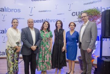 Cuesta Libros inaugura foro Aída Cartagena Portalatín en Santiago