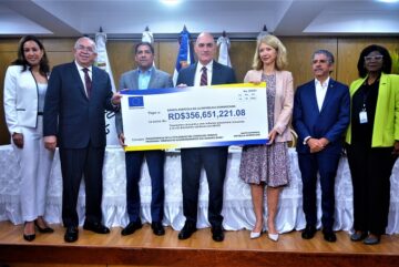 Gobierno dominicano recibe 356 millones de pesos de la Unión Europea para apoyar el sector bananero