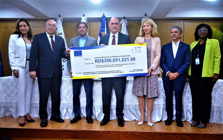 Gobierno dominicano recibe 356 millones de pesos de la Unión Europea para apoyar el sector bananero