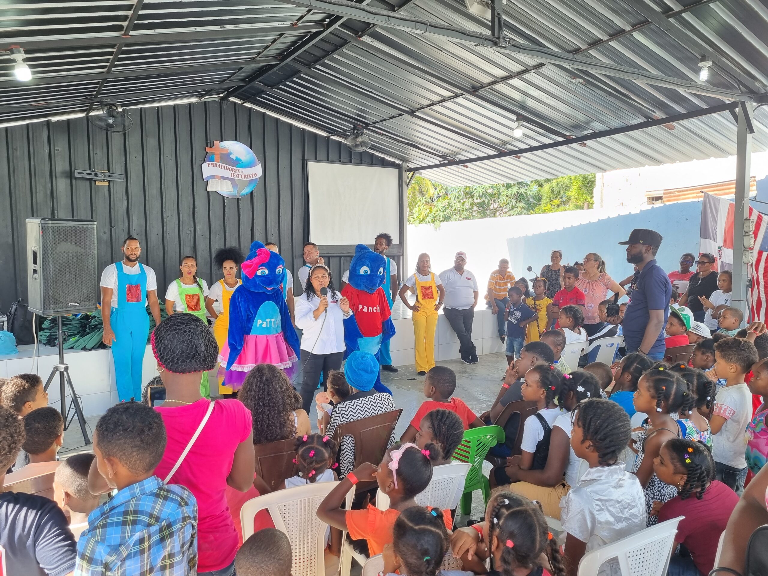 Fundación Mi Milagro Isanely Entrega útiles escolares a niños de Punta Cana